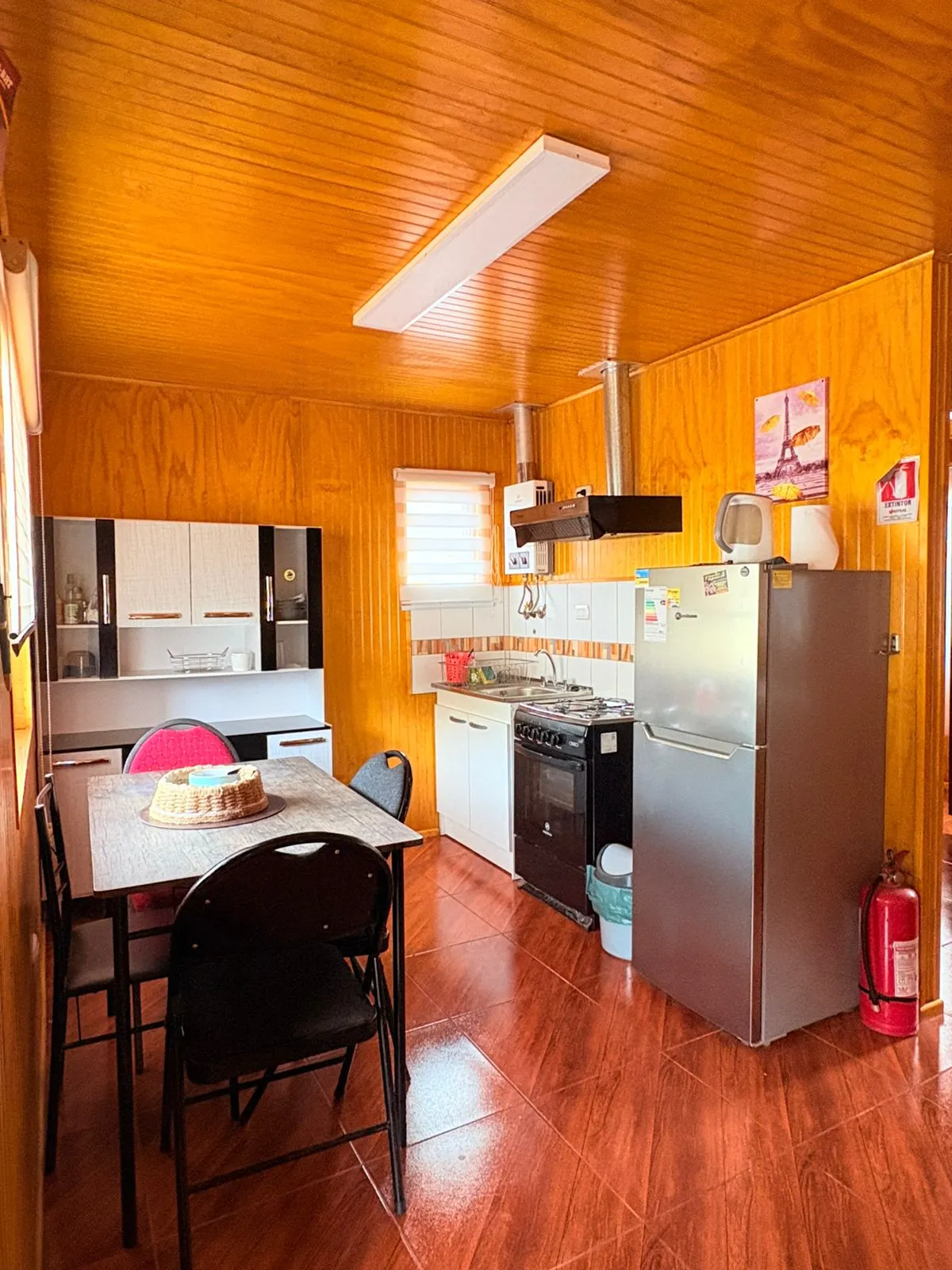 Comedor y cocina equipada cabaña 4 personas Chinquihue Puerto Montt